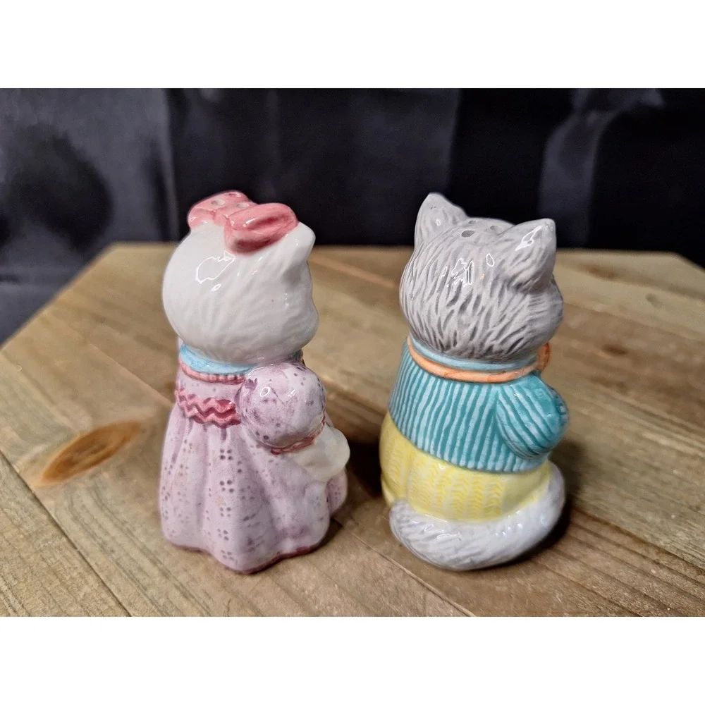 Vintage 1992 Avon Mr & Mrs Kitty Anthropomorphic ceramic Salt & Pepper Shakers